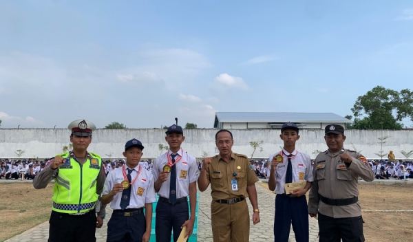 Kapolsek Kragan Menjadi Pembina Upacara Di SMP Negeri 1 Kragan